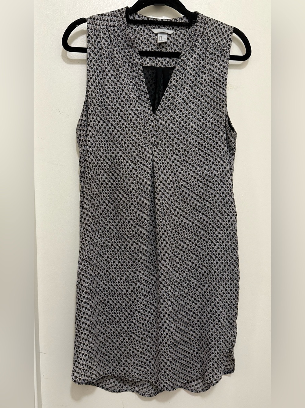 H&M Sleeveless V-Neck Patterned Shift Dress - Black & White